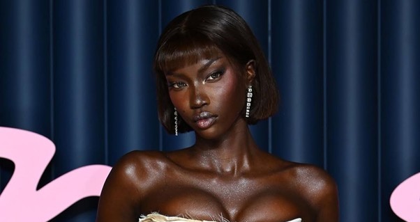 Anok Yai: supermodelo que redefiniu padres distinguida Modelo do Ano nos  Fashion Awards - Chocolate